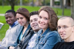 Junge Leute/Schüler lachen in die Kamera | © Caritas München und Oberbayern