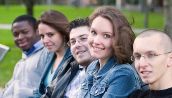 Junge Leute/Schüler lachen in die Kamera | © Caritas München und Oberbayern