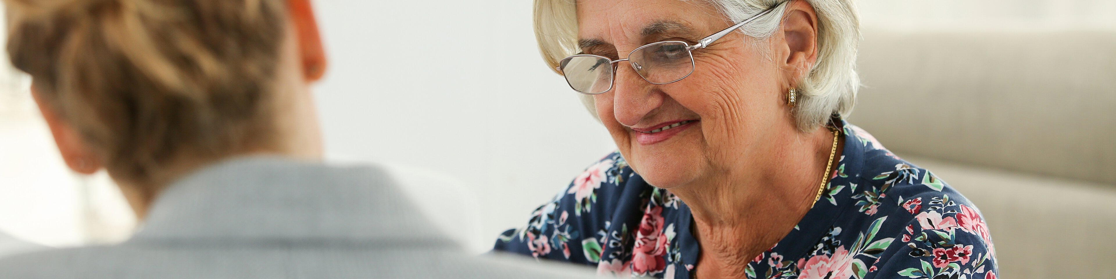 Ältere Frau lässt sich beraten und lacht | © eric - stock.adobe.com